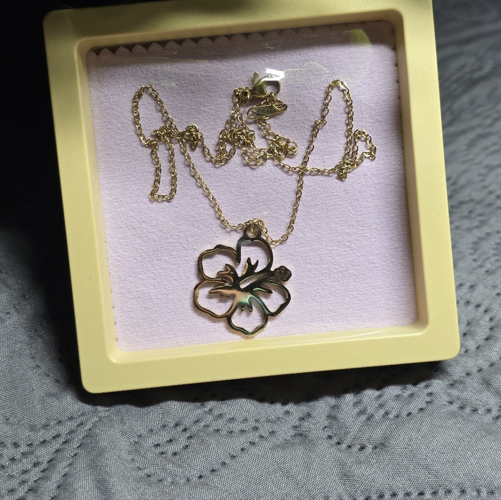 Hibiscus Flower Necklace 🌺 Stainless Steel | Waterproof - Picture 3 of 5